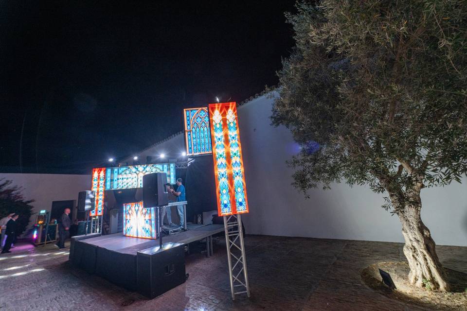 Pantallas led verticales junto a un olivo