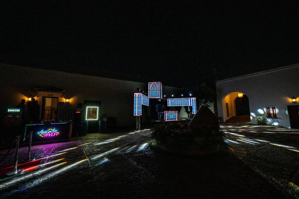 Plano general de la zona de fiesta con luces