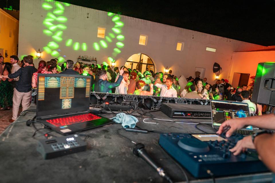 Primer plano de equipo de dj en el evento