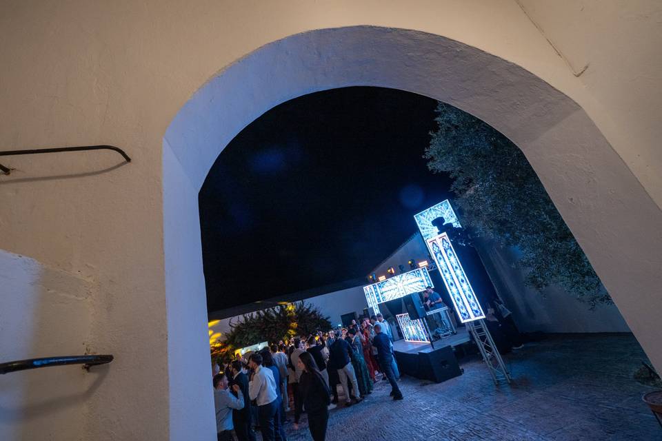 Vista desde un arco de invitados por la noche
