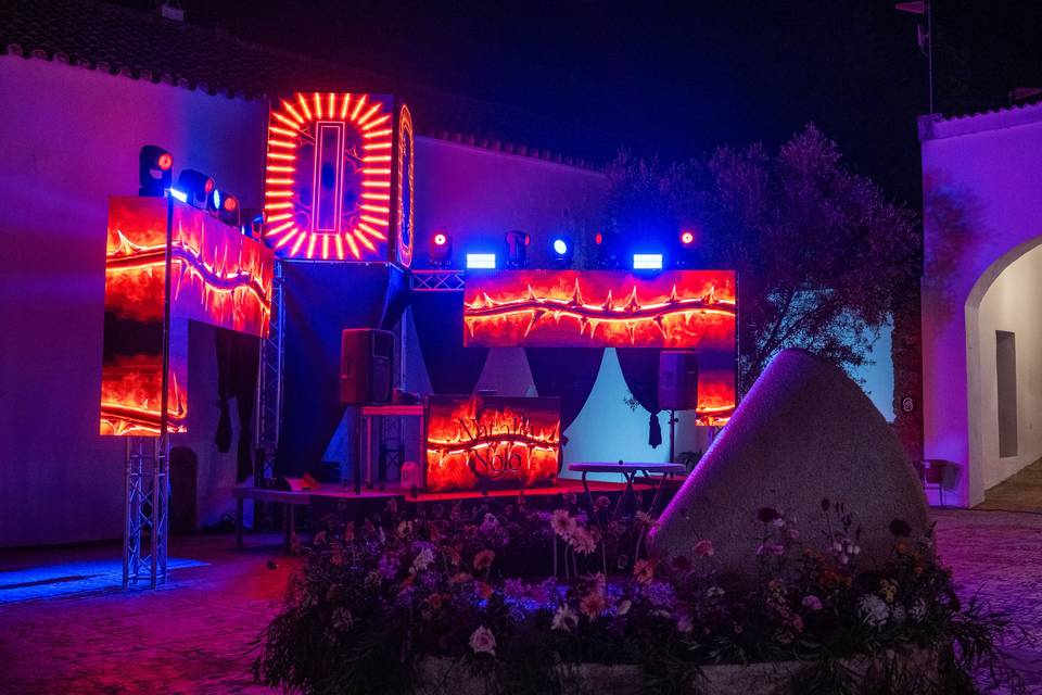 Vista nocturna del escenario iluminado