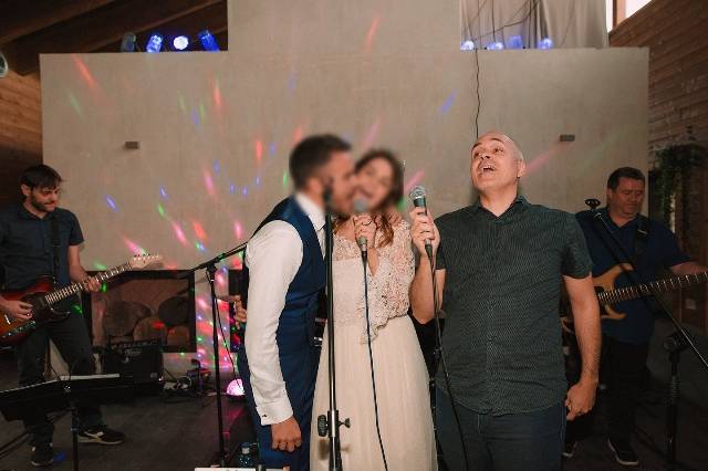 Cantando con los novios