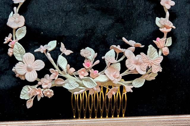 Tocado rosa de porcelana francesa