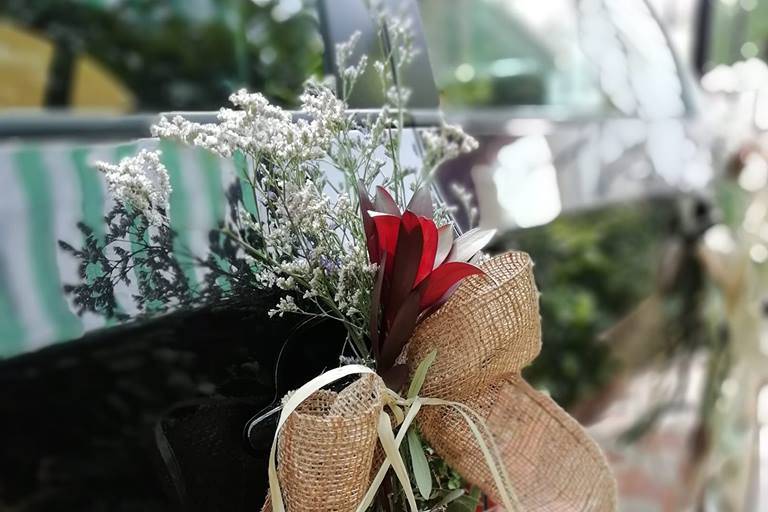 Detalle de adorno de coche de novios