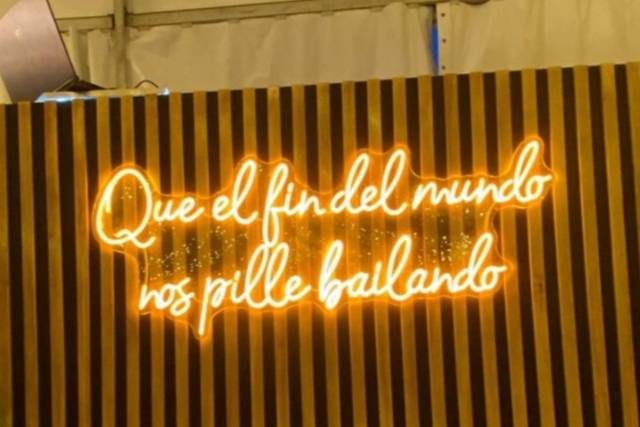 Cabina madera vintage + neón