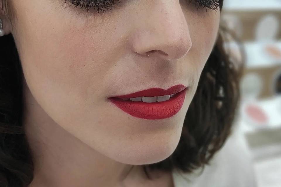 Natural con labios rojos