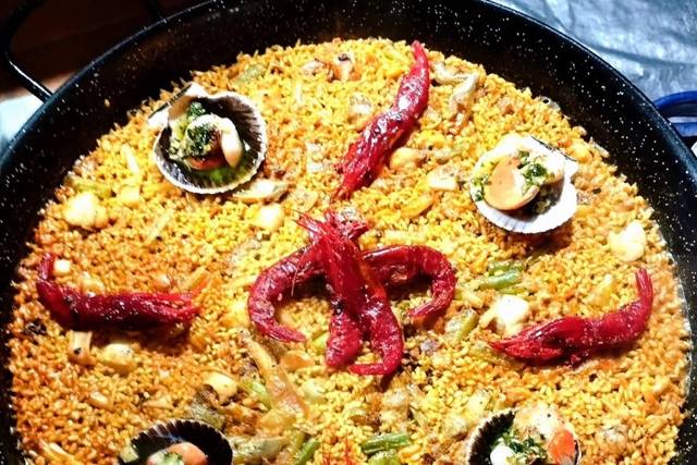 Paella de vieiras y carabinero