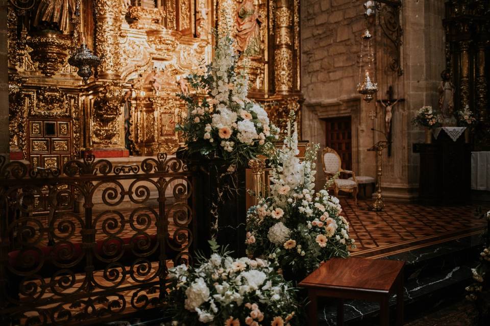 Decoración floral de la iglesia