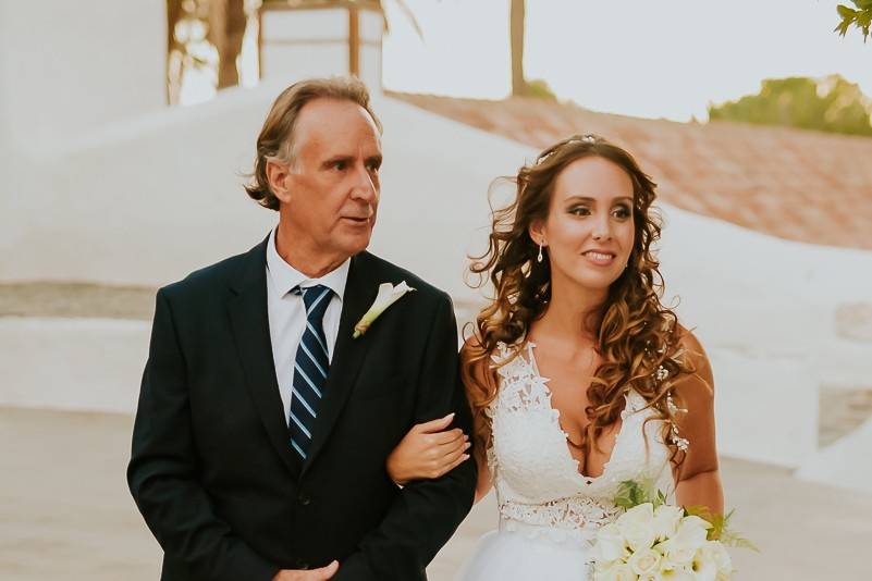 Ella llegando al altar