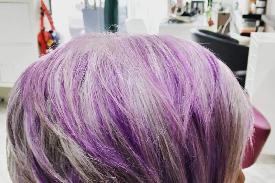 Mechas fantasía en pelo blanco