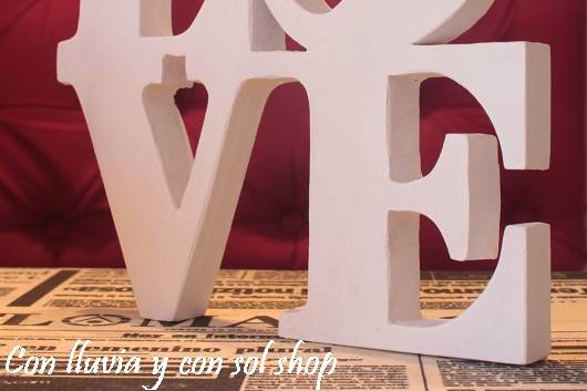 Escultura Love en madera