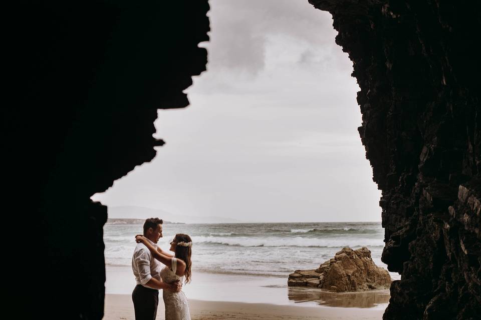 Novios paseando