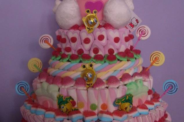 Super tarta de golosinas Hello Kitty