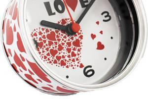 Reloj de lata con corazones