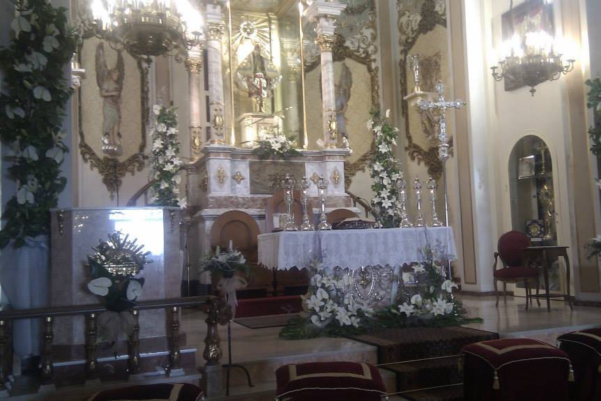 Ramo blanco de rosas y orquídeas