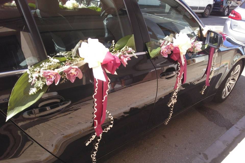 Coche de novia con orquídeas