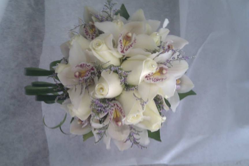Ramo blanco de rosas y orquídeas
