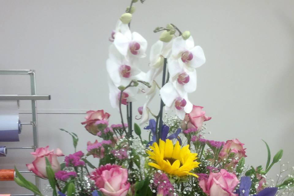 Centro de flores con orquídeas