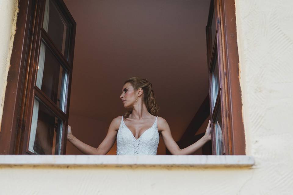 Novia en la Ventana