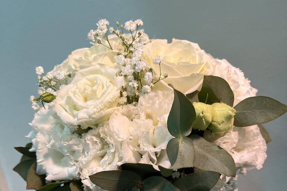Ramo White roses&lisianthus