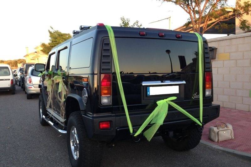 Hummer con decoración para boda