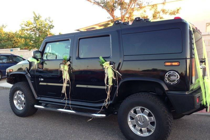 Los novios en el coche