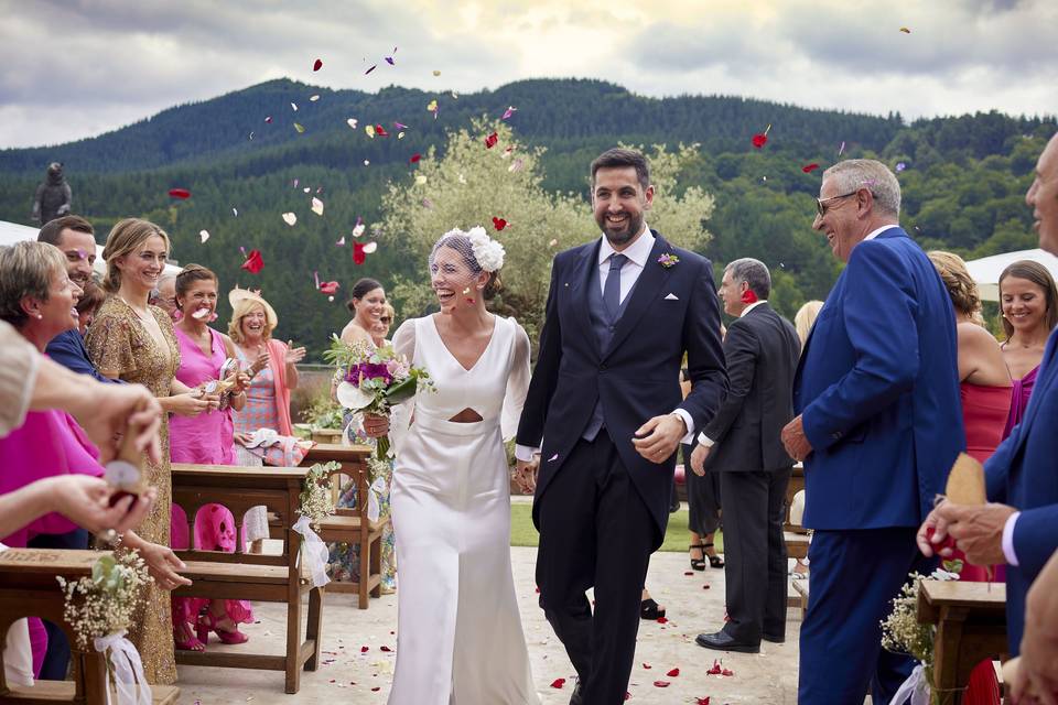 Novios con rosas de fondo