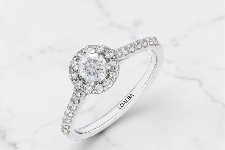 Anillo con orla brillantes