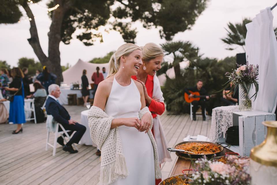 Novia y madre en el aperitivo