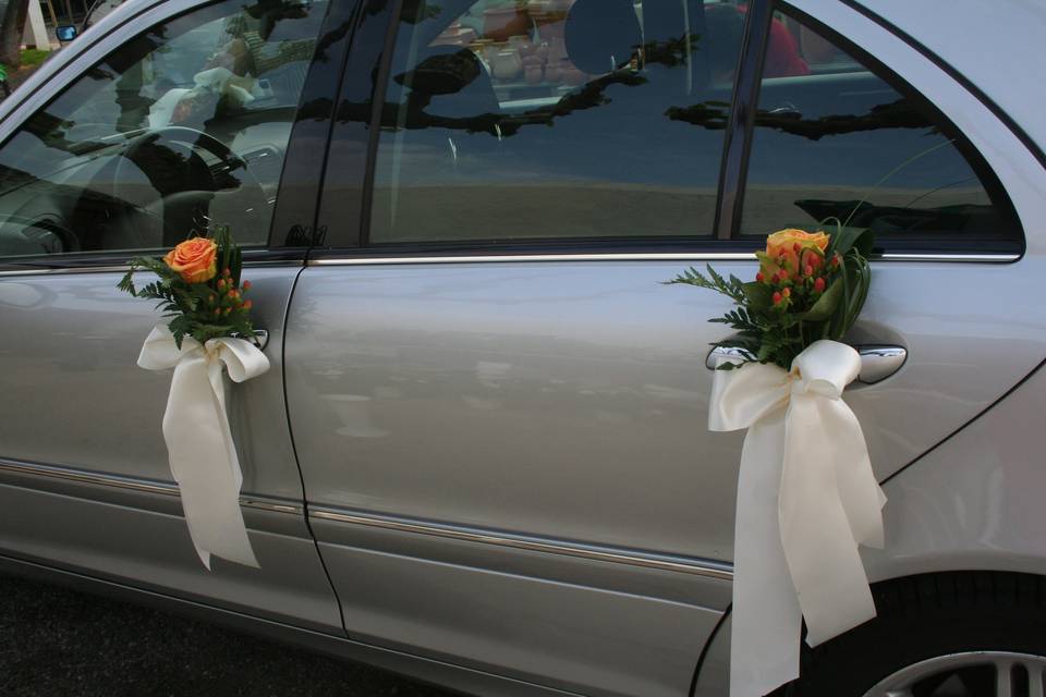 Detalle de las puertas del coche de novios