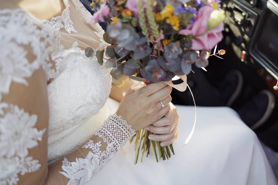 Anillo de la novia y vestido