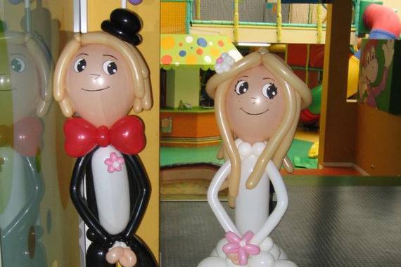 La figura de los novios en globos