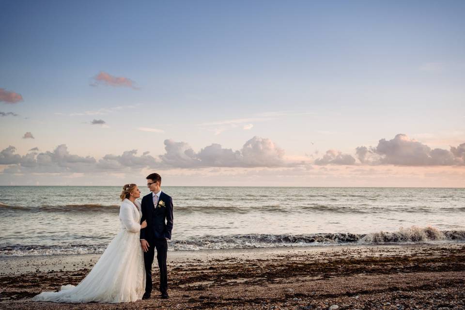 Los novios en la playa