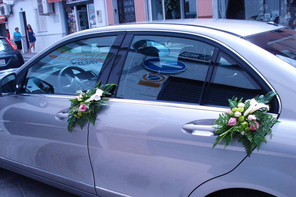 Coche de boda con detalles floral