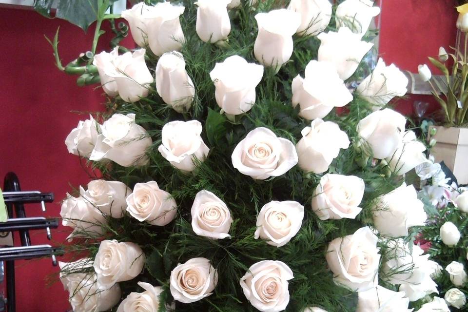Centro de rosas blancas