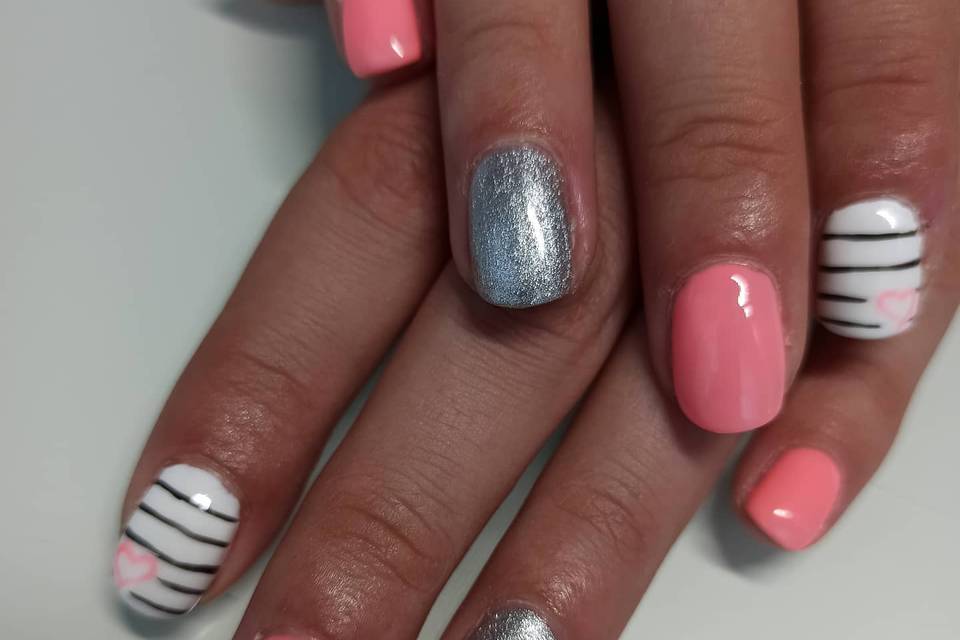 Manicura gris y rosa