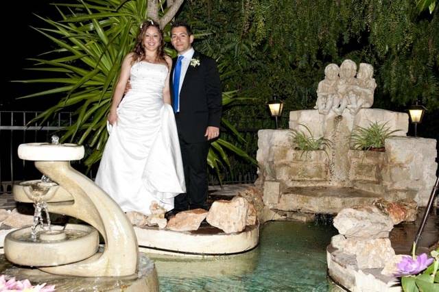 Novios en el jardín del salón