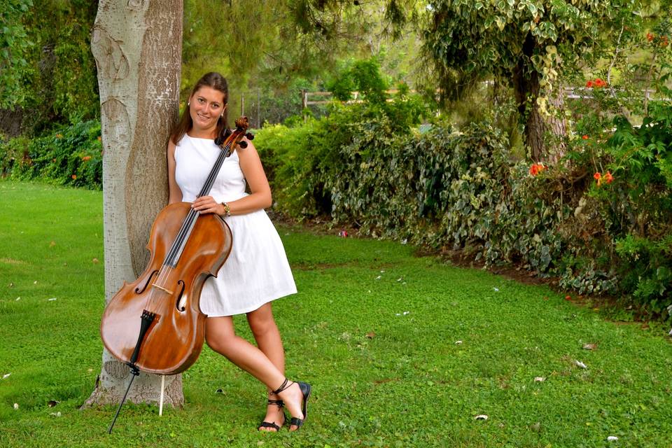 María, cello