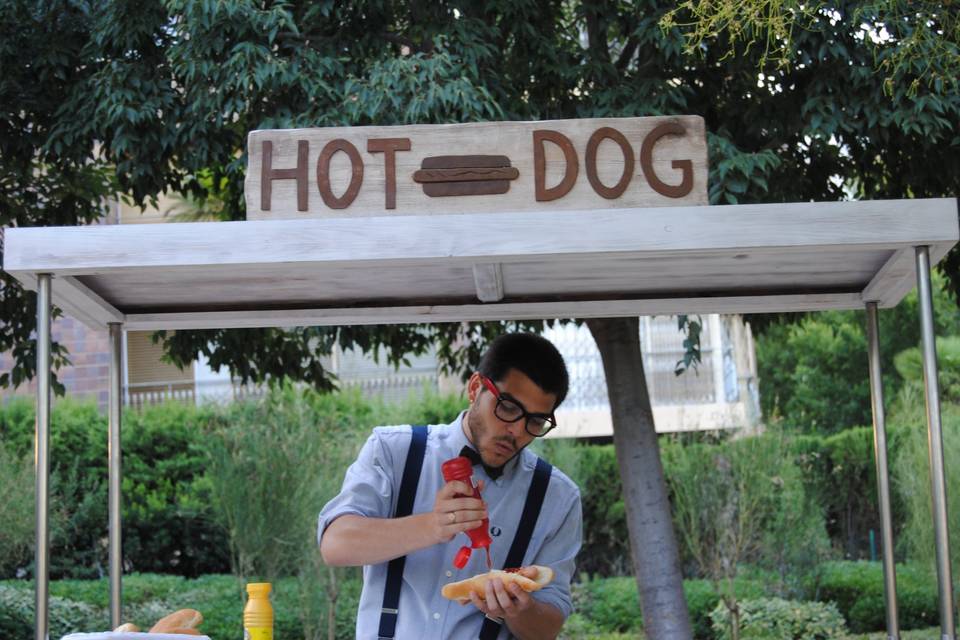 Sirviendo el hot dog