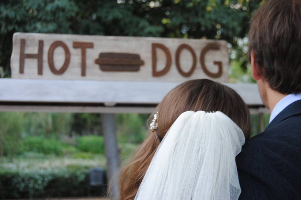 Novios disfrutando del hot dog