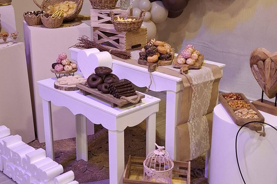 Mesa de dulces y gomitas