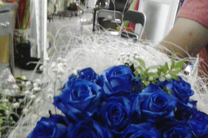 Ramo de rosas azules