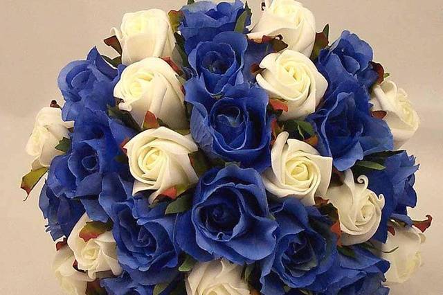 Bouquet de rosas azules y crema