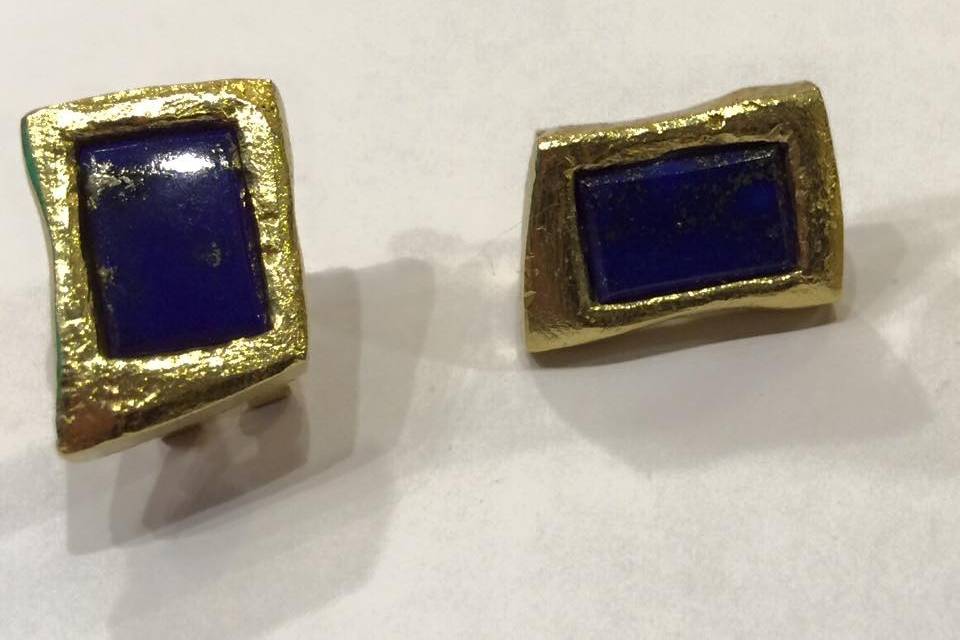 Oro y lapis lazuli pendientes