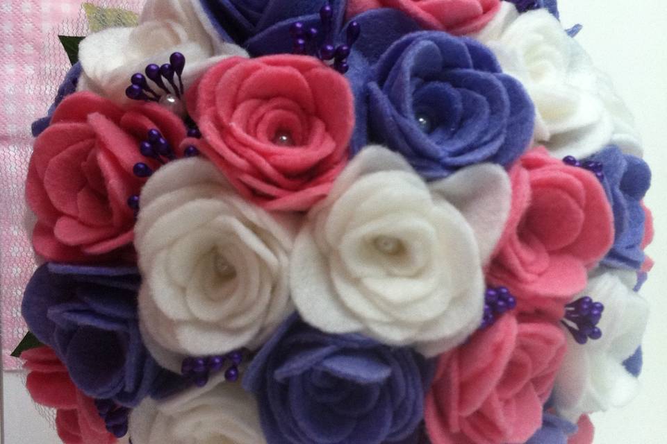 Ramo fieltro rosas + Broche