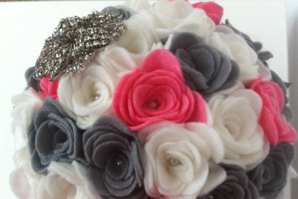 Ramo fieltro rosas + Broche