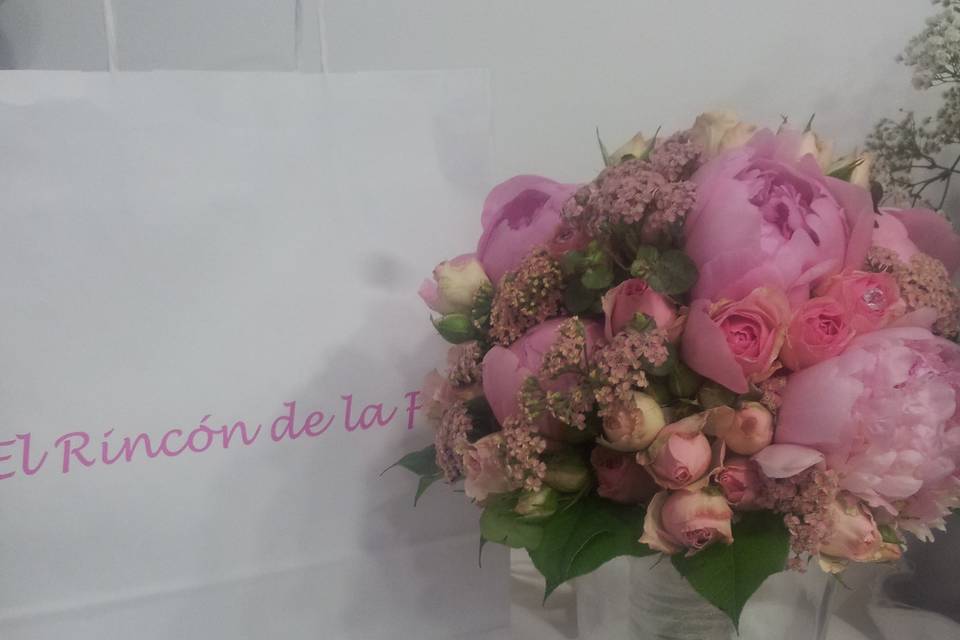 Peonias y rosas