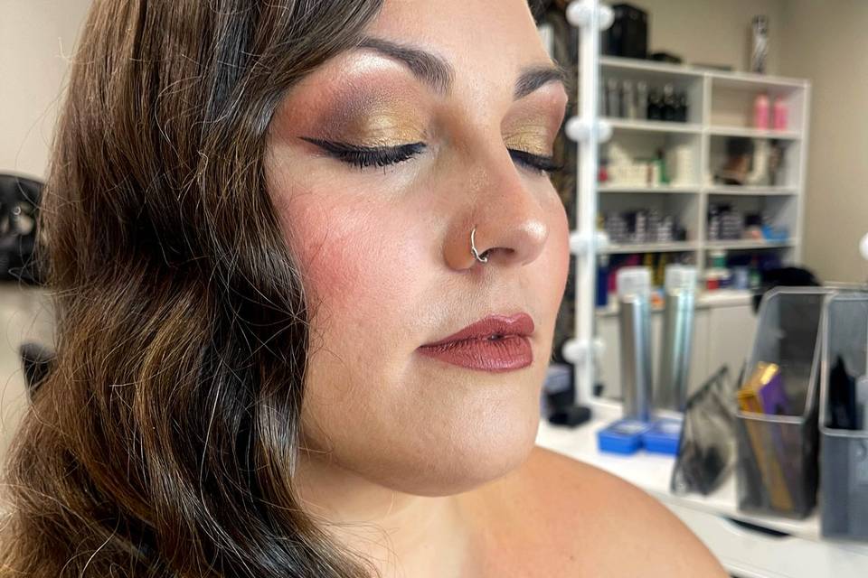 Maquillaje y peinado