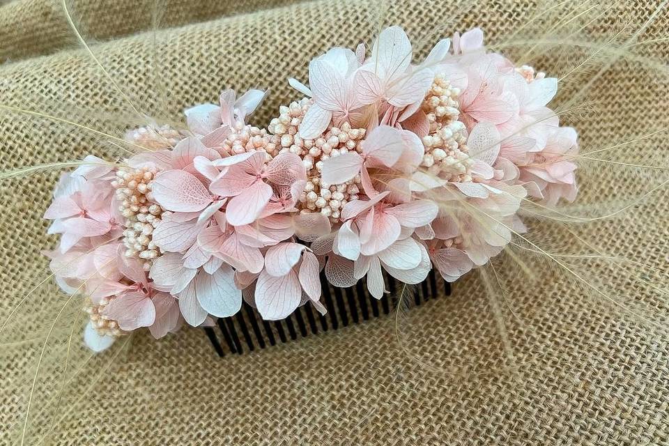 Peineta con flor preservada