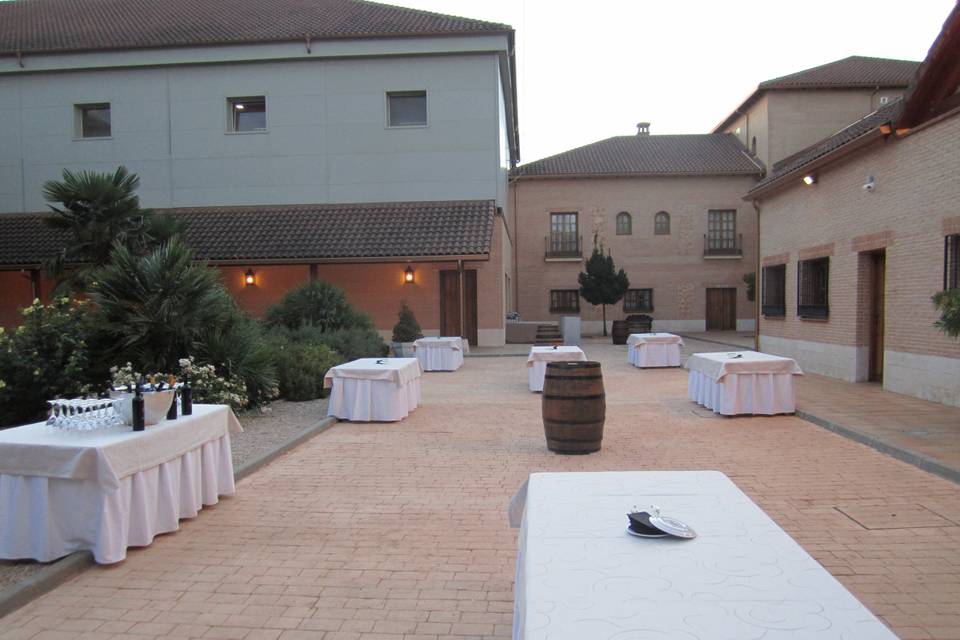 Cóctel en el patio exterior